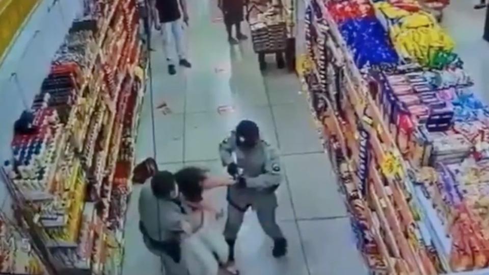 Após se recusar a usar máscara, mulher esfaqueia PM em supermercado