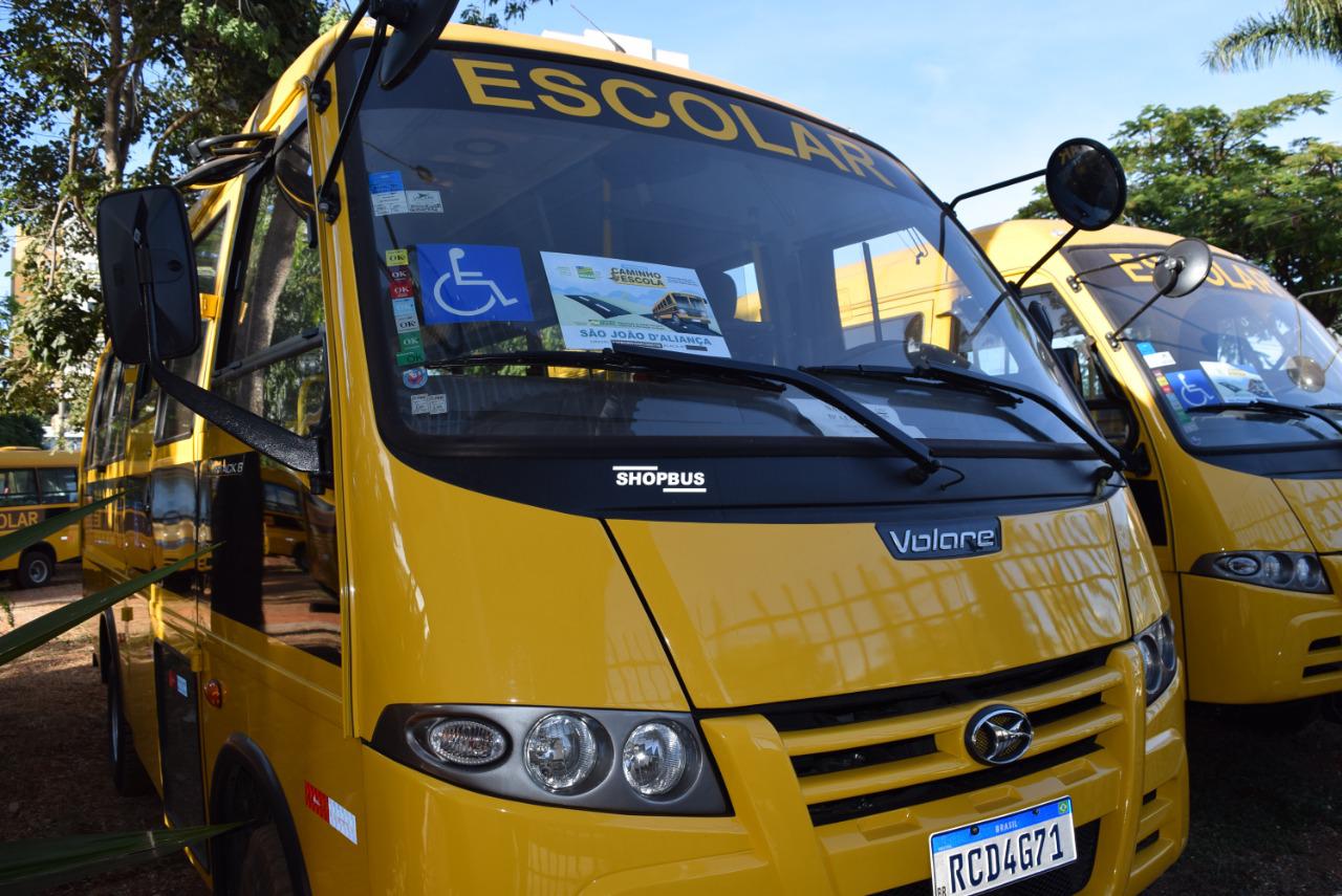 GOIÁS: Deputado Vitor Hugo entrega mais 10 ônibus escolares em Goiânia