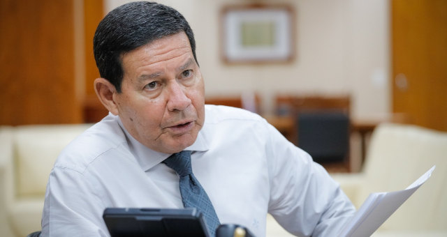 MEC: Mourão diz que não há problema em manter ministro no cargo até esclarecer caso