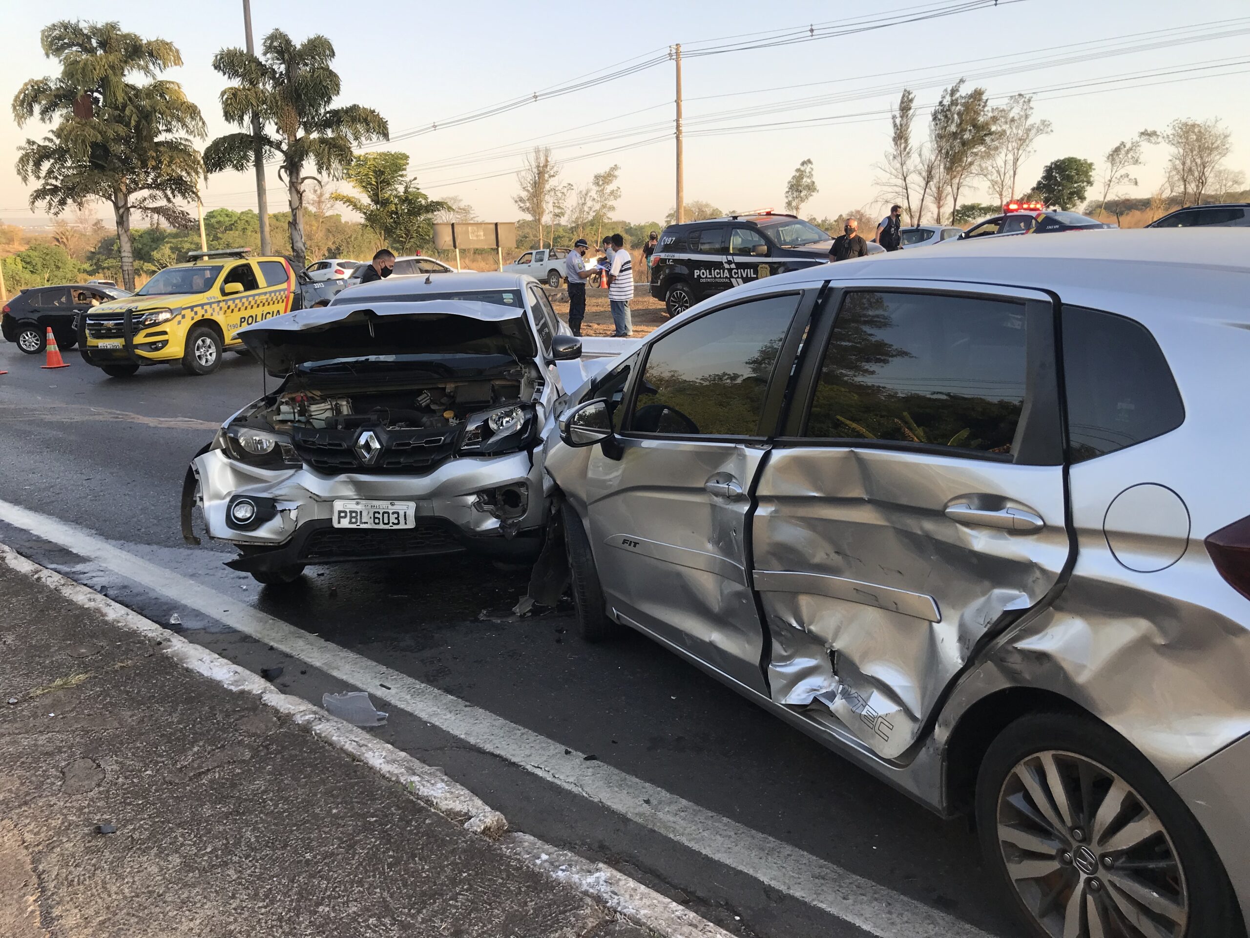 DF: Carro atravessa canteiro central na EPTG e colide de frente com dois veículos