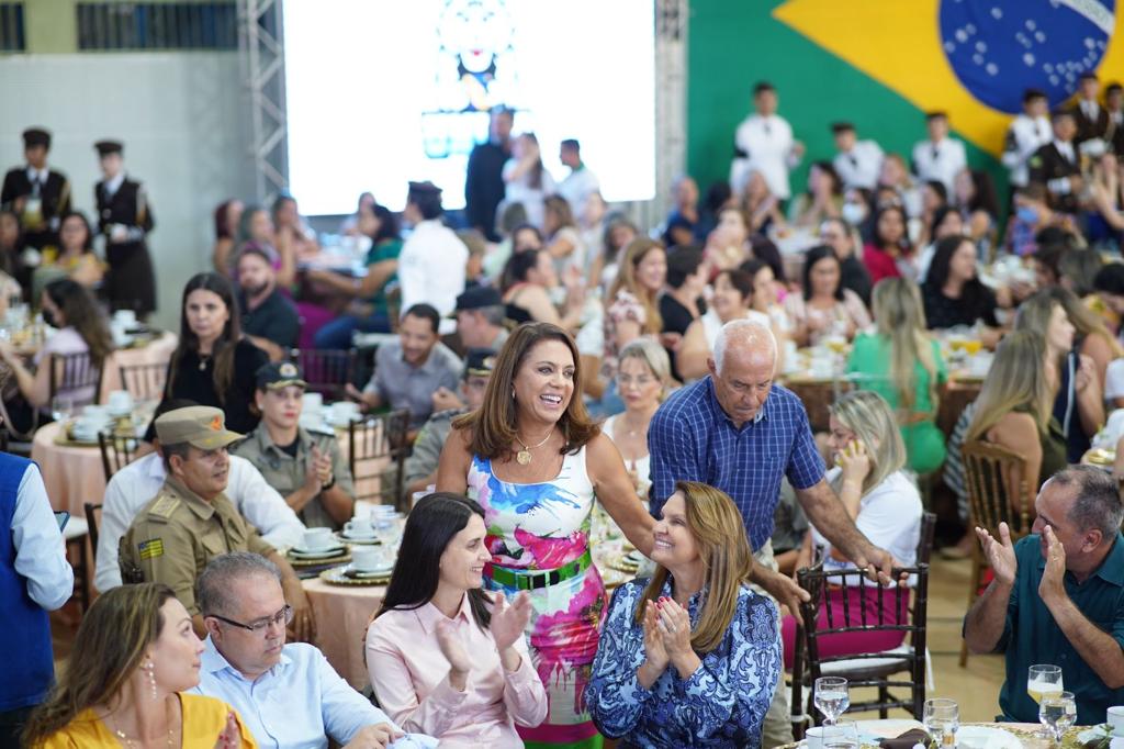 GOIÁS: Primeira-dama participa do Dias das Mães em colégio campeão do Ideb