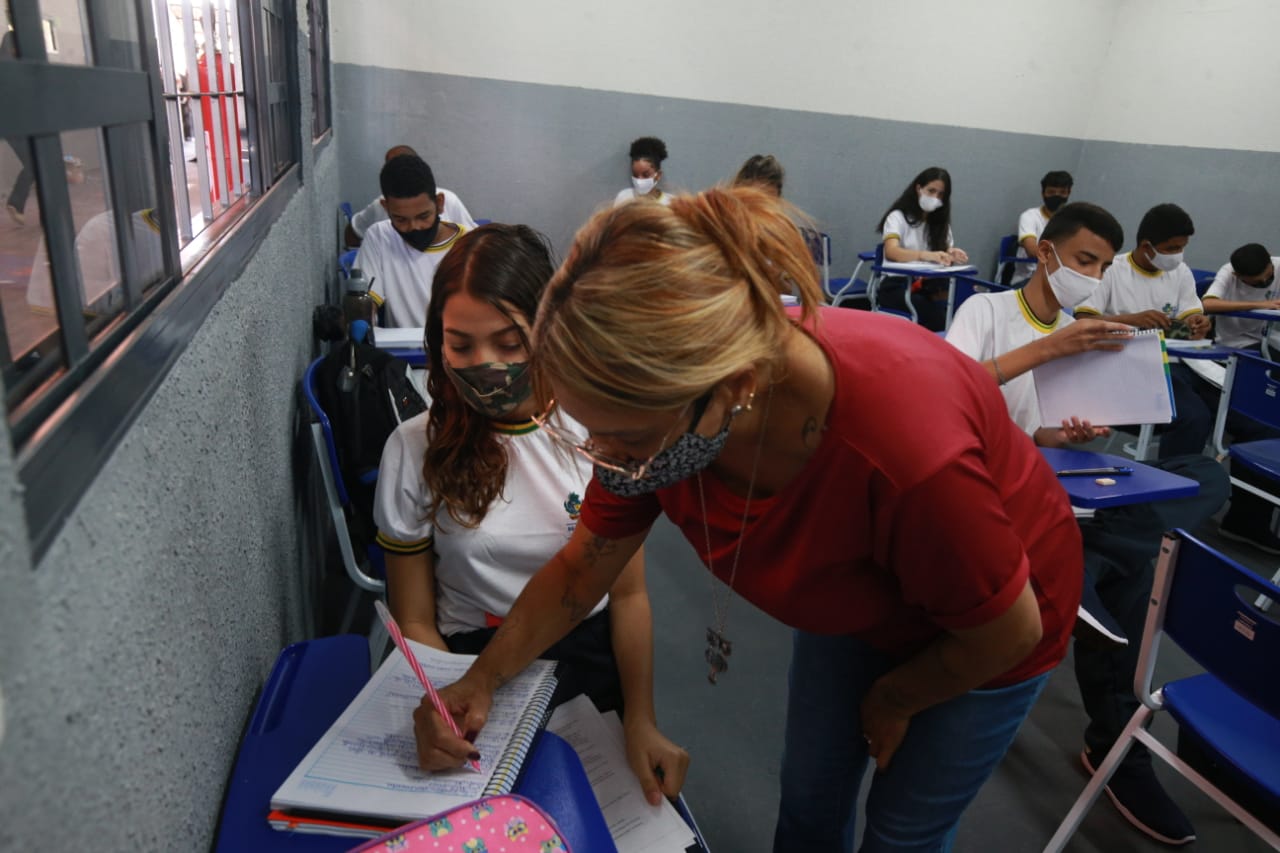 Em Goiás, mais de 7 mil professores e servidores da Educação recebem progressão salarial