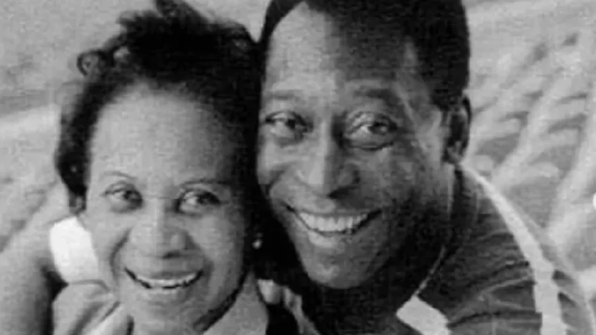 Mãe de Pelé é informada sobre a morte do filho; cortejo passa em frente à casa dela