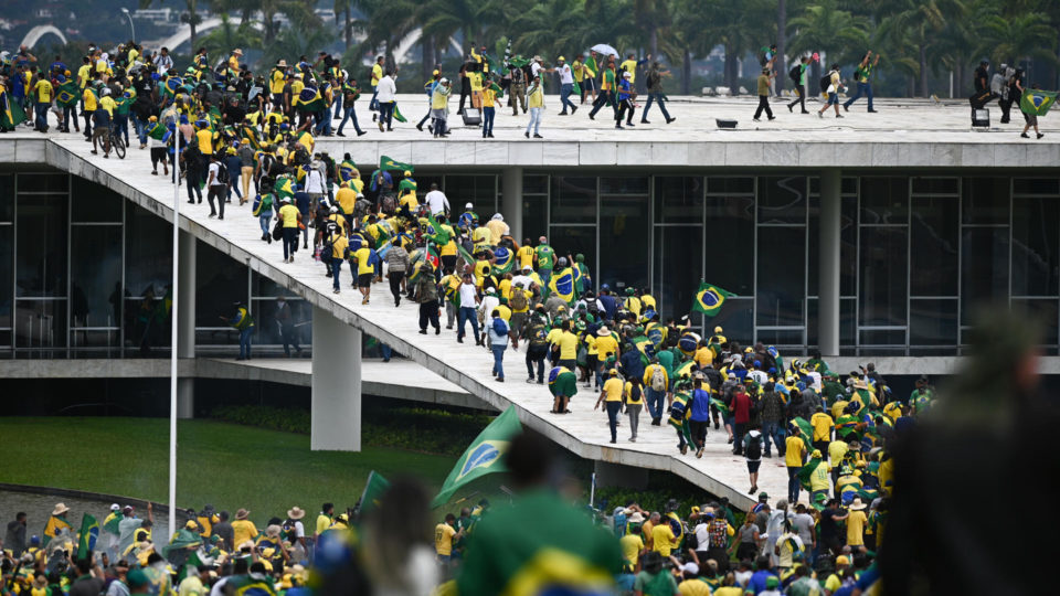 Manifestantes invadem Planalto, Congresso e STF