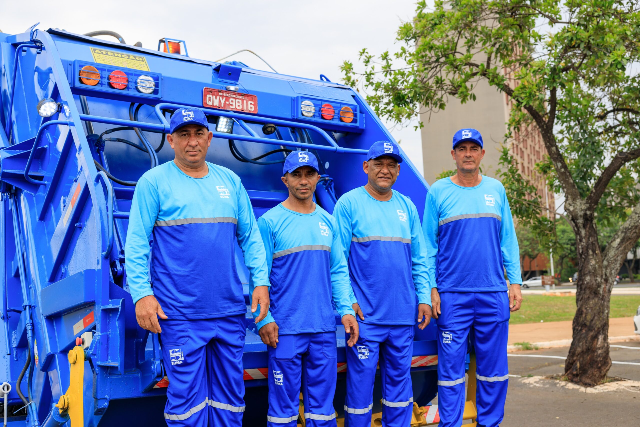 NOVEMBRO AZUL: CAMINHÕES DE COLETA DE LIXO RODAM BRASÍLIA COM MENSAGENS DE CONSCIENTIZAÇÃO