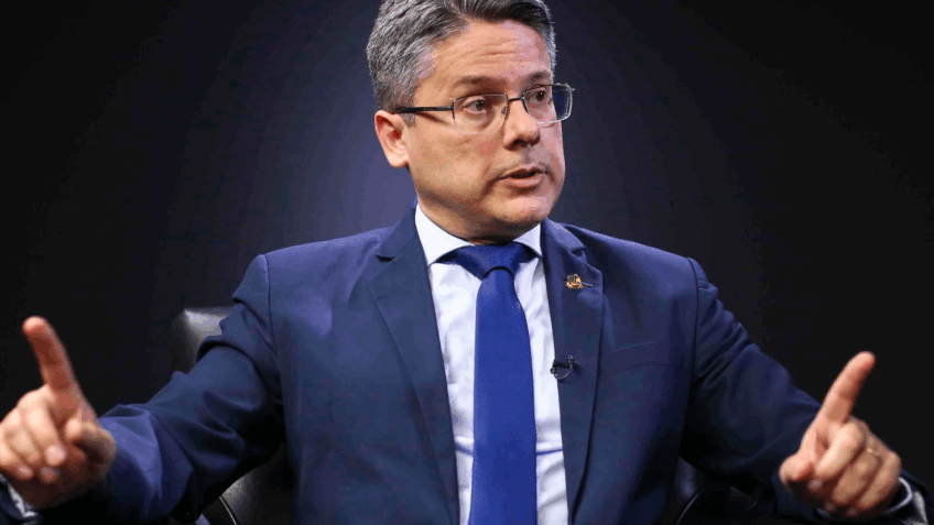 VIEIRA CRITICA “COMUNICAÇÃO AGRESSIVA” DO GOVERNO SOBRE O PL ANTIFACÇÃO