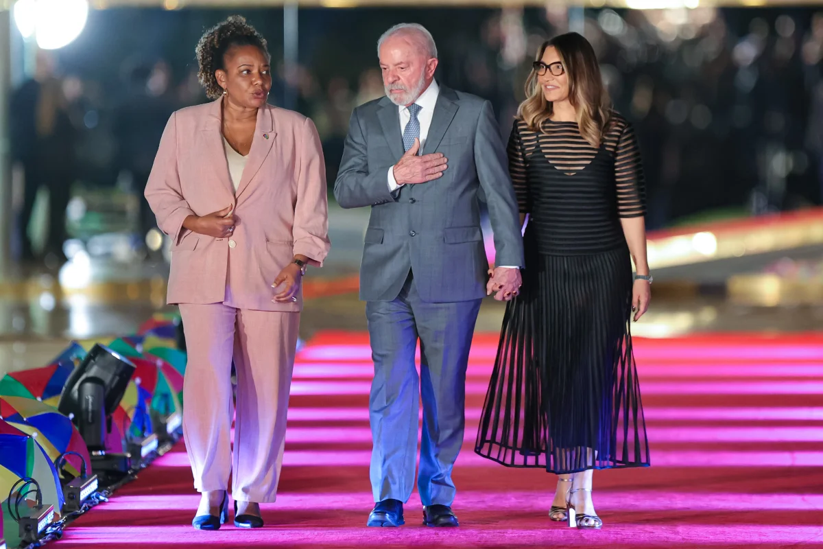 LULA DIZ QUE MINISTRA ERA “DESASTRE” AO FALAR E AGORA “PARECE CANDIDATA”