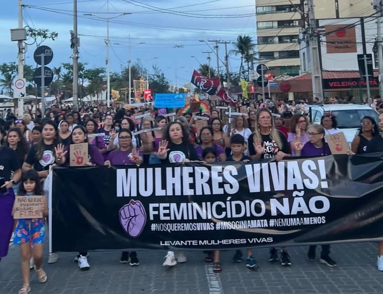 MULHERES VIVAS! MANIFESTAÇÃO TOMA AS RUAS DE GOIÂNIA EM ATO CONTRA A VIOLÊNCIA DE GÊNERO