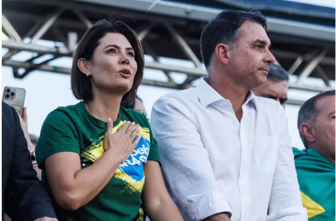 Flávio Bolsonaro afirma que Michelle será candidata ao Senado pelo DF